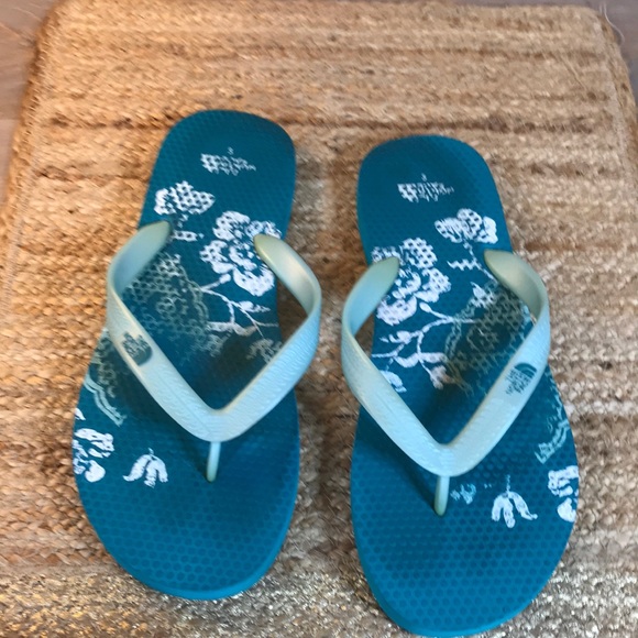 The North Face Shoes - 🌸 The North Face 🌸…Women’s 8-9…Greenish Flip Flops/Sandals!